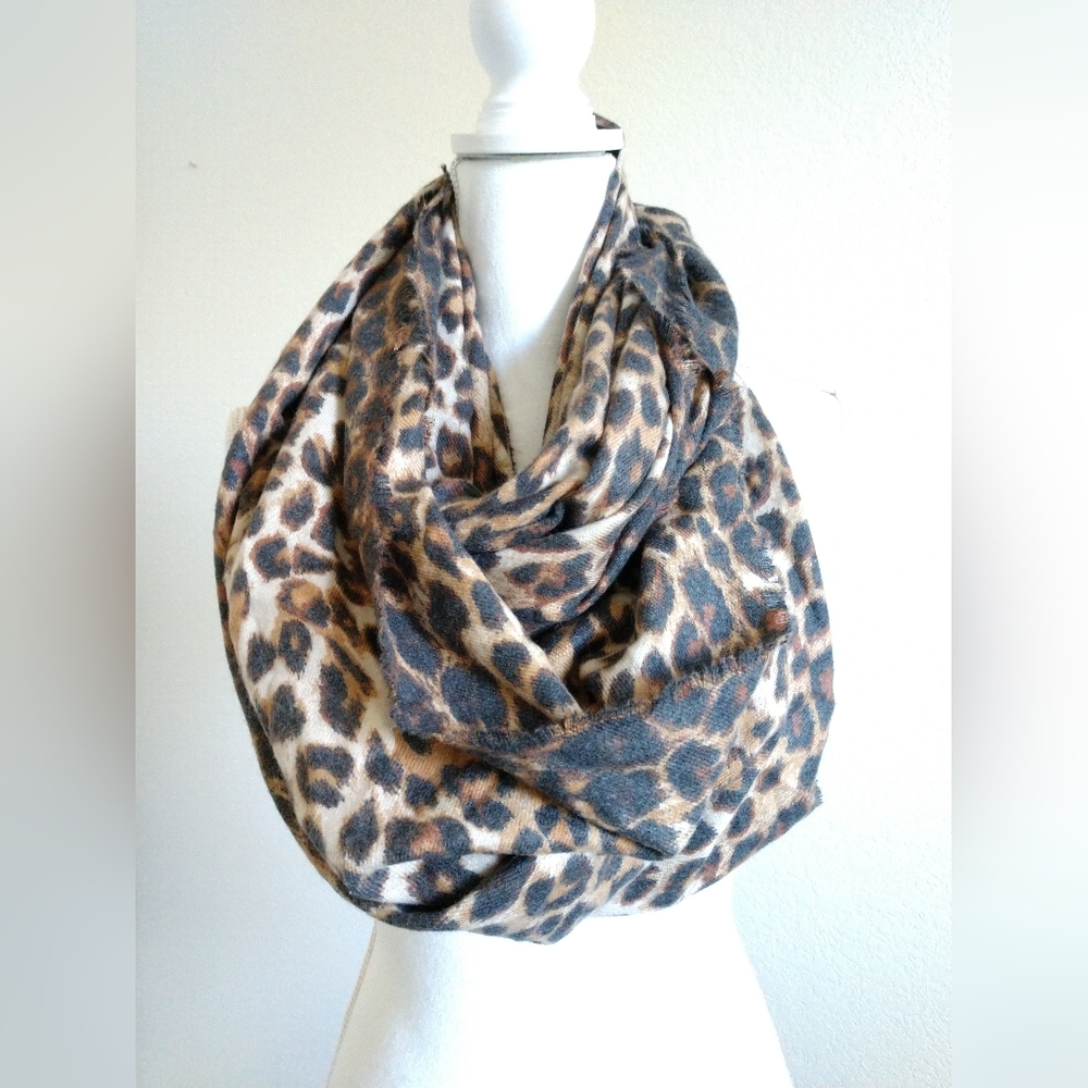 NWT Francesca's Animal Print Scarf Infinity Loop Circle Leopard Print Brown 6002